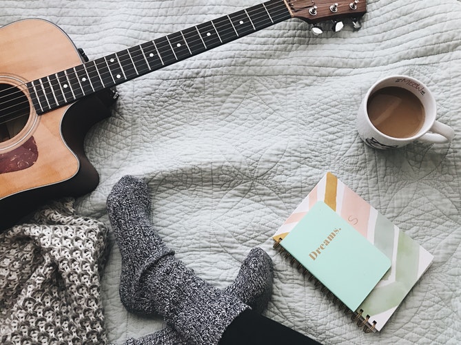 ideje jesenskih fotografija za instagram izgled čarapa gitara