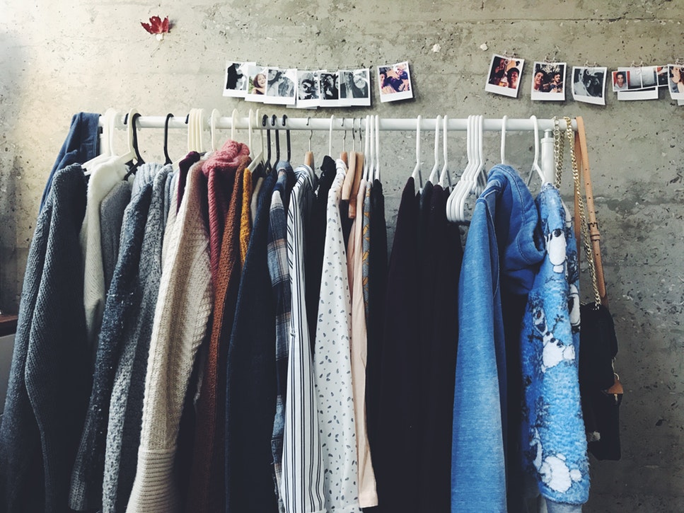 Jesenske ideje za fotografije za Instagram - odjeća na vješalici