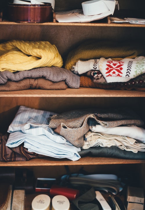 jesenske ideje za fotografije za instagram - pleteni džemperi u ormaru