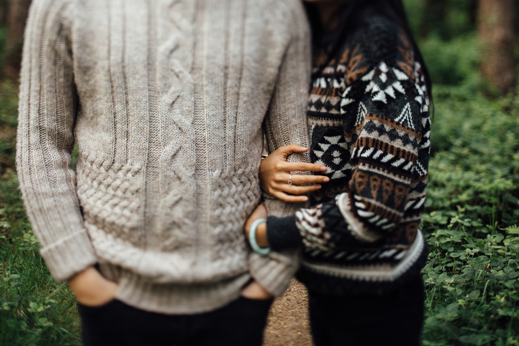 Jesenske ideje za fotografije za Instagram - par u džemperima