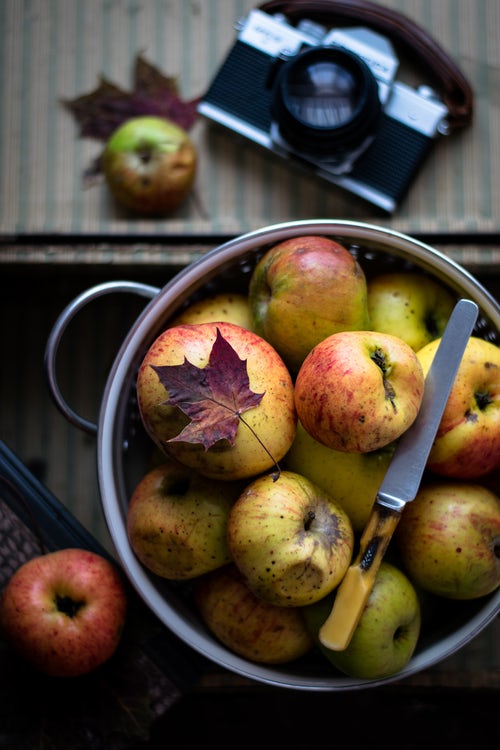 Jesenske ideje za fotografije za Instagram - jabuke na stolu