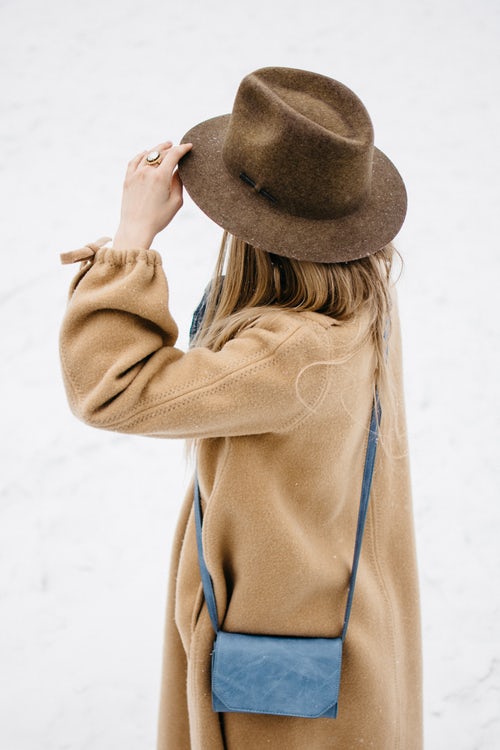 ideje za jesenske fotografije za instagram - djevojka u šeširu