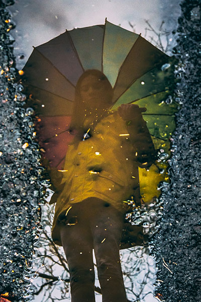 Jesenske ideje za fotografije za Instagram - odraz u lokvi s kišobranom