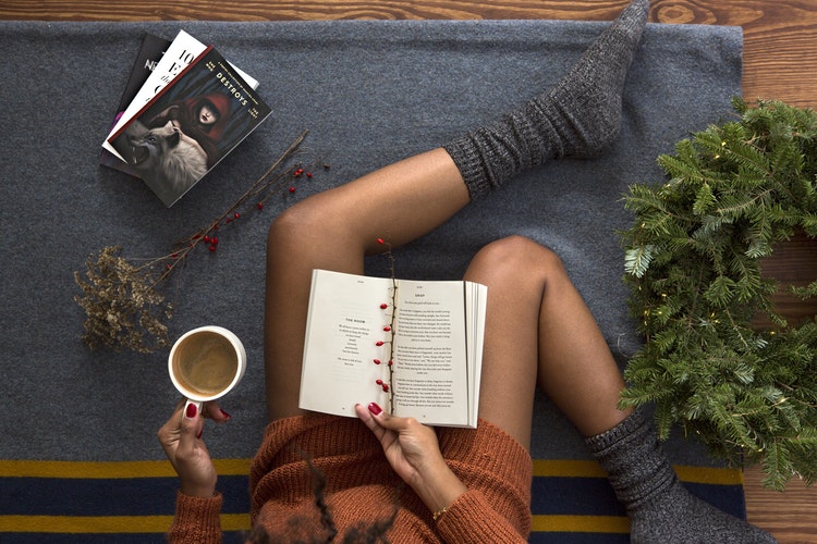 Jesenske ideje za fotografije za Instagram - djevojka uz kavu i knjigu
