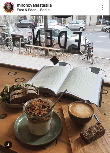 Jesenske ideje za fotografije za Instagram - pročitajte knjigu u kafiću