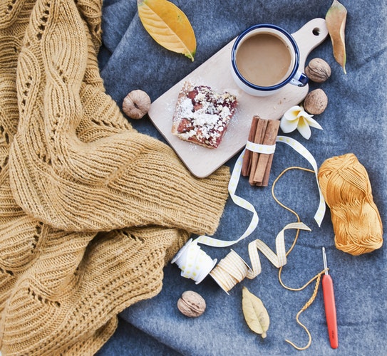 Jesenske ideje za fotografije za Instagram - izgled ravnog džempera od kave